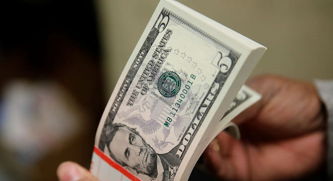 Dólar fecha em alta com incertezas sobre protesto de caminhoneiros